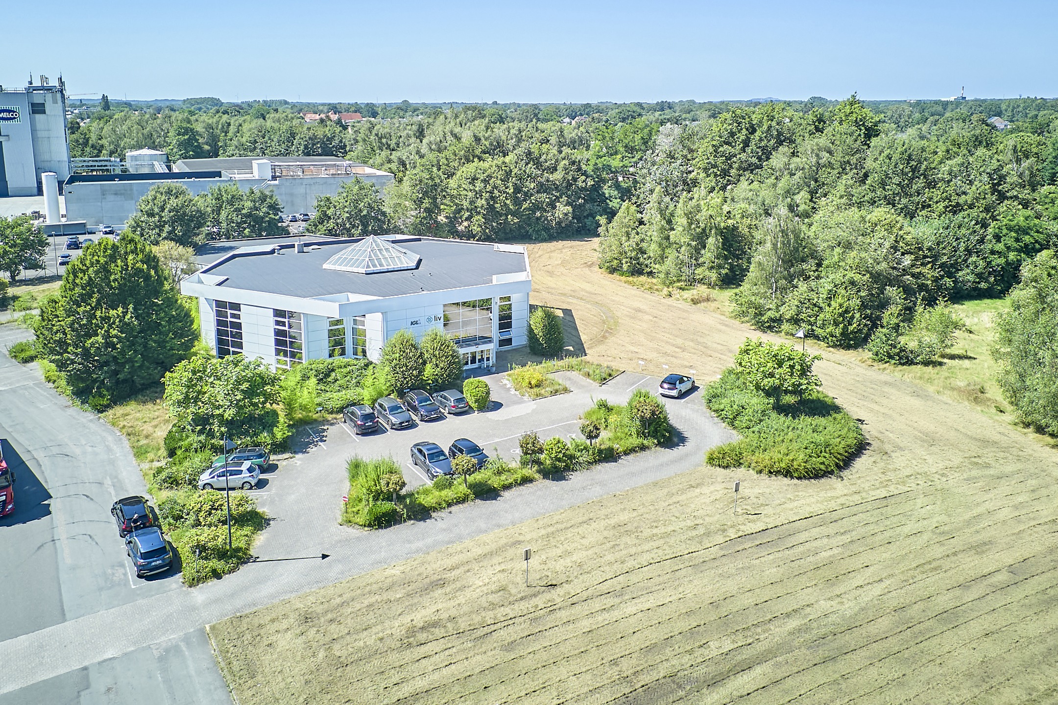 ONTWIKKELINGSGROND van 1.8 ha met kantoor - foto 1