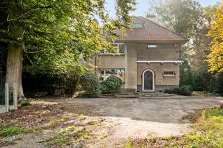 In een groene, rustige omgeving, op wandelafstand van winkels en scholen, vind je deze karaktervolle villa uit de jaren ’40.<br />De woning biedt 310 m² bewoonbare oppervlakte, en is volledig onderkelderd en ligt op een riant perceel van 2.267 m².<br /><br />Binnen word je verwelkomd door een ruime inkomhal met klassieke traphal en authentieke details zoals glas-in-loodramen, massief houtwerk en een monumentale open haard.<br />De leefruimtes baden in natuurlijk licht en ademen een warme, tijdloze sfeer.<br />De keuken kijkt uit op de tuin en biedt voldoende ruimte voor een hedendaagse herinrichting.<br /><br />Op de verdieping bevinden zich meerdere ruime slaapkamers met parketvloeren en originele details. De woning beschikt verder over een grote kelderverdieping en tal van uitbreidingsmogelijkheden.<br /><br />Het perceel van meer dan 22 are garandeert privacy, rust en groen rondom de woning — ideaal voor wie houdt van ruimte of extra plannen heeft (zwembad, bijgebouw, atelier).<br /><br />Met een EPC-label F vraagt deze woning om een energetische renovatie, maar biedt ze tegelijk uitzonderlijk potentieel voor wie houdt van charme, authenticiteit en karaktervolle architectuur.<br /><br />Troeven:<br />- Unieke villa met karakter (bouwjaar ±1940)<br />- Bewoonbare oppervlakte: ±310 m² + kelder 100 m²<br />- Groot perceel: 2.267 m²<br />- Rustige maar bereikbare ligging, nabij centrum Lokeren<br />- Authentieke details (houtwerk, glas-in-lood, haard)<br />- Uitbreidingsmogelijkheden (mits vergunning)<br />- Goede verbinding met Gent, Sint-Niklaas en Antwerpen<br /><br />Adres: Oude Heerweg 105, 9160 Lokeren<br />EPC-label: F<br />Beschikbaar: bij akte<br /><br />Interesse in deze unieke woning met toekomst? Contacteer Sam op 0475 22 23 22 of via sam@woonvast.be