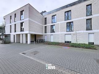 <p><span>Prachtig appartement met 2 slaapkamers en terras in een groene parkomgeving.</span><span><br /><br />Recent appartement gelegen op de eerste verdieping, op een boogscheut van het centrum en met vlotte verbindingswegen naar de E40. Het appartement beschikt over een </span><span>gunstig EPC</span><span> en wordt verwarmd via </span><span>vloerverwarming</span><span>, aangevuld met aparte radiatoren in de slaapkamers, wat zorgt voor optimaal comfort.<br /><br />De indeling omvat een inkomhal, een ruime en lichtrijke leefruimte met een open, volledig geïnstalleerde keuken, en een terras over de volledige lengte van het appartement met een mooi uitzicht op het groen. Verder zijn er een aparte berging in het appartement, een private kelder, twee slaapkamers, een badkamer en een afzonderlijk toilet.<br /><br />Een overdekte staanplaats en privatieve kelder is inbegrepen in de prijs.<br /><br />Het appartement is momenteel verhuurd, maar de huurster verlaat het pand, waardoor het zowel geschikt is voor eigen bewoning als voor investering.</span></p><p><span>V</span><span>oor meer informatie kan u Ann contacteren op +32 477 41 46 16.</span></p>