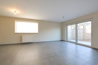 Nieuwbouw appartement te huur nabij centrum van Westkerke. Gelijkvloers appartement beschikt over een inkom, ruime woonkamer met open...