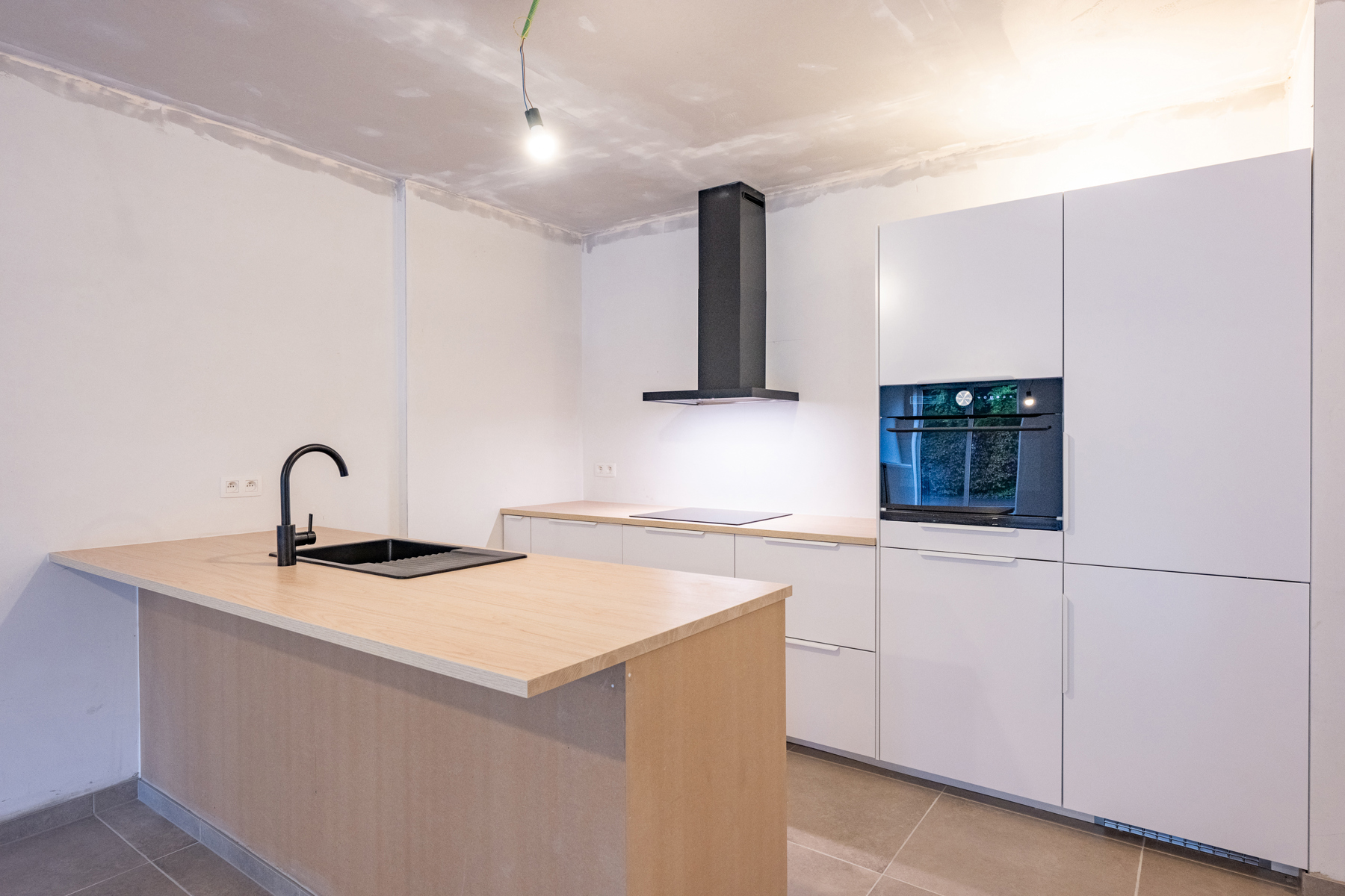 GERENOVEERD GELIJKVLOERS APPARTEMENT MET 2 SLPKS EN TUIN - foto 5