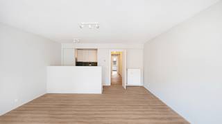 Op een uitstekende ligging, op wandelafstand van het strand, de zeedijk en tal van winkels en horecazaken, bevindt zich dit leuk vernieuwde appartement. Dankzij de recente renovatie geniet u van hedendaags wooncomfort met onder meer een volledig ingerichte open keuken en een ruime badkamer.<br /><br />Indeling: inkomhal met apart gastentoilet, grote leefruimte met een volledige ingerichte en open leefkeuken, een badkamer met bad en lavabo. Achteraan twee slaapkamers waarvan 1 volwaardige slaapkamer en 1 kinderkamer. Achteraan een leuk terrasje die geniet van de ochtendzon.<br />Inbegrepen in de prijs: een kelderberging, ideaal voor strandgerief of als stockage.<br /><br />Geniet van de rust, de frisse zeelucht en alles wat Knokke-Heist te bieden heeft.<br />Een opportuniteit voor wie op zoek is naar een leuke pied-à-terre aan zee.<br /><br />Bezoeken? Graag na afspraak met Willem Cauwels op 050/89.27.70