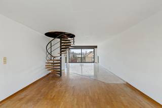 <p>Dit ruim en energiezuinig triplex appartement beschikt over een inkomhal met vestiaire en gastentoilet, een heel ruime woonkamer (50 m²) met open ingerichte keuken en op deze verdieping bevinden zich verder ook een gezellige slaapkamer (10 m²), een badkamer met dubbele lavabo, douche en toilet en een berging met plaats voor wasmachine en droogkast.</p>
<p>Vanuit de woonkamer heeft u toegang tot het terras voor- en achteraan.</p>
<p>Op de volgende verdieping vindt u 2 ruime slaapkamers ( 23 m² en 22 m²) en een badkamer met dubbele lavabo, ligbad en toilet.</p>
<p>Op de bovenste verdieping van dit triplex appartement is er nog een mooie polyvalente ruimte waar u kunt genieten van een weids uitzicht. Beneden in de kelder vindt u een private bergruimte.</p>
<p>De vraagprijs van de garage die mee aangekocht dient te worden bedraagt € 25.000.</p>
<p>Zeer rustig en mooi gelegen energiezuinig appartement : EPC 194, energielabel B. De installatie van de centrale verwarming werd vernieuwd in 2024. Lift aanwezig. (bruikbare vloeroppervlakte volgens EPC : 198 m²)</p>