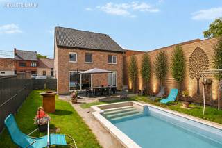 <p>Te koop: recente en instapklare woning met zwembad en 4 slaapkamers<br /><br />Deze charmante woning (bouwjaar 2021) combineert modern comfort, ruimte en functionaliteit en is perfect afgestemd op het gezinsleven.<br />Gelegen op een perceel van meer dan 8 are, geniet je hier van rust én een aangename buitenomgeving.<br /><br />Wat maakt dit pand uniek?<br />Op het gelijkvloers kom je binnen via de inkomhal die toegang biedt tot de lichtrijke leefruimte, eetplaats en moderne open keuken. Verder zijn er een praktische wasruimte en een apart toilet. De verdieping omvat vier slaapkamers en een badkamer. Buiten geniet je van het verwarmde zwembad en de ruime tuin. Aan de voorzijde zijn er bovendien parkeerplaatsen voorzien. De woning is uitgerust met centrale verwarming op aardgas, een pelletkachel, regenwaterput en beschikt over conforme elektriciteit en EPC-B. <br />Voor wie is dit ideaal?<br />Ideaal voor gezinnen die op zoek zijn naar een recente, instapklare woning met tuin en zwembad, in een aangename omgeving nabij alle voorzieningen.<br /><br />Te koop via Immo Beguin, jouw vastgoedexpert sinds 2009, met kantoren in Ronse, Waregem, Kortrijk, Deinze, Doornik en Lessines.<br />Meer info of bezoek aanvragen via: aurelie@immobeguin.be</p>
