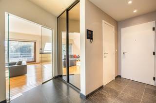 <p><span>WILRIJK – Nachtegalenhof</span><span>: Sublieme penthouse met 3 slaapkamers, 2 terrassen en autostaanplaats</span></p><p><span> </span></p><p><span>BESCHRIJVING :</span></p><p><span> </span></p><p><span>Dit aangename dakappartement bevindt zich op een gegeerde, residentiële locatie in het Nachtegalenhof en geniet dankzij zijn ligging en zuidelijke oriëntatie van een bijzonder mooie natuurlijke lichtinval.</span></p><p><span> </span></p><p><span>Bij het betreden van het appartement komt men in de verzorgde inkomhal, afgewerkt met een natuurstenen vloer. </span></p><p><span>Hier bevinden zich een apart gastentoilet met handenwasser en videofonie.</span></p><p><span>De inkomhal geeft toegang tot de lichtrijke leefruimte, afgewerkt met een houten parketvloer. </span></p><p><span>De open keuken sluit hier mooi op aan en beschikt over een arduinen werkblad, voldoende kastruimte en de nodige toestellen, waaronder een Miele-vaatwasser, elektrisch kookvuur, koelkast, diepvriezer, dubbele lavabo, traditionele oven en microgolfoven. De aansluitingen voor wasmachine en droogkast werden discreet weggewerkt.</span></p><p><span> </span></p><p><span>Vanuit de leefruimte is er toegang tot het mooie terras, waar men in alle rust kan genieten van de omgeving. De zuidelijke oriëntatie zorgt hier voor een aangename lichtinval. De ramen zijn voorzien van zowel zonnewering als zonsverduistering.</span></p><p><span> </span></p><p><span>De nachthal leidt naar de drie slaapkamers en de badkamer. Deze beschikt over een dubbele wastafel, toilet, ventilatiesysteem, ligbad en afzonderlijke douche.</span></p><p><span>Aan de achterzijde bevinden zich twee slaapkamers, beide afgewerkt met een houten parketvloer. </span></p><p><span>De eerste slaapkamer is momenteel ingericht als dressing. De tweede slaapkamer, tevens de masterbedroom, beschikt over een aangename oppervlakte en geeft rechtstreeks uit op het tweede, ruime terras. </span></p><p><span>Dankzij de aanwezige rolluiken kan de ruimte volledig verduisterd worden.</span></p><p><span> </span></p><p><span>De derde slaapkamer wordt momenteel gebruikt als bureauruimte en geniet dankzij het grote Veluxraam van een aangename natuurlijke lichtinval.</span></p><p><span> </span></p><p><span>Het appartement beschikt tot slot over een private kelderberging en een eigen autostaanplaats. Deze laatste kan mee aangekocht worden aan 25.000 €.</span></p><p><span> </span></p><p><span>BIJZONDERHEDEN : </span></p><p><span> </span></p><ul><li><span>2 aangename terrassen</span></li><li><span>Autostaanplaats in het gebouw</span></li><li><span>Lift aanwezig</span></li><li><span>Videofonie</span></li><li><span>Private kelderberging</span></li><li><span>Gemeenschappelijke kosten bedragen ca 280 €/maand (onderhoud gemene delen , lift, syndicus, brandverzekering, individueel waterverbruik, reservefonds, brandverzekering, onderhoud tuin...)</span></li></ul><p><span> </span></p><p><span> </span></p><p><span> </span></p>