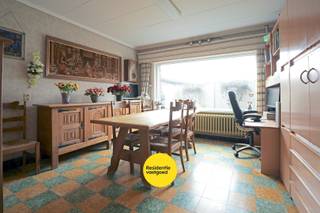 Gezellige woning met veel potentieel te Pervijze op 341m²! <br /><br />Gelegen in een rustige deelgemeente van Diksmuide, bevindt zich deze eigendom met renovatiepotentieel, ideaal voor wie op zoek is naar ruimte en mogelijkheden.<br /><br />Bij het betreden van de woning kom je in de inkomhal met toegang tot de trap naar het eerste verdiep en de badkamer, uitgerust met een ligbad en lavabo. De leefruimte is praktisch ingedeeld met een eetplaats en zithoek en kan zowel verwarmd worden via centrale verwarming (met recente ketel) als met een gezellige kachel.<br />De keuken beschikt over een spoelbak, gasfornuis met oven en dampkap. Aansluitend vind je een handige bergruimte en een aparte wasplaats met aansluiting voor wasmachine en droogkast.<br /><br />Op de eerste verdieping is er in de nachthal een toilet en lavabo aanwezig. Verder zijn er drie slaapkamers, waarvan één momenteel ingericht is als doorloopkamer. Daarnaast is er nog een zolder, die extra mogelijkheden biedt.<br /><br />De tuin bevindt zich aan de voorzijde van de woning en beschikt over een berging en een garage, wat zorgt voor extra opslag- en parkeerruimte.<br /><br />Interesse? Maak dan vandaag nog een afspraak voor een bezoek ter plaatse.<br /><br />De vermelde prijs is een richtprijs, elk bod wordt overgemaakt aan de eigenaar die zich het recht voorbehoud het bod al dan niet te aanvaarden.<br /><br />Neem voorsprong met een vrijblijvende en gratis schatting van uw eigendom via:<br />http://www.residentievastgoed.be/gratisonlineschatten<br /><br />EPC: 547 kWh/m² (Ref. NI22439)