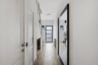 <p>Zoek je een royale gezinswoning waar iedereen z'n eigen plek heeft, óf ben je als investeerder op zoek naar een rendabele en zorgeloze eigendom op een vlot bereikbare locatie? Deze uitstekend onderhouden woning in het gezellige dorp van Zeebrugge biedt het allemaal. Dankzij het gunstige energielabel C, een volledig conforme elektrische installatie en een asbestveilig attest stap je hier binnen zonder renovatiezorgen of onverwachte kosten.</p><p>Bij het betreden van de woning kom je terecht in een ruime inkomhal met een aparte gastentoilet. De leefruimte is opgedeeld in een gezellige zit- en eethoek. Mocht je op zoek zijn naar een nog ruimere leefruimte, dan biedt het gelijkvloers een unieke troef: de slaapkamer die grenst aan de woonkamer staat afgescheiden met een valse muur. Deze wand kan heel eenvoudig worden weggehaald, waardoor je de woonkamer prachtig kan doortrekken tot één grote, open en lichtrijke leefruimte. Aansluitend op de leefruimte bevindt zich de keuken die rechtstreeks toegang geeft tot de koer. Verder vind je op het gelijkvloers nog de nodige aansluitingen voor een wasmachine en droogkast.<br />Op de eerste verdieping bevinden zich drie volwaardige slaapkamers en een eerste badkamer met ligbad, lavabo en toilet. De tweede verdieping herbergt nog eens twee ruime slaapkamers én een tweede badkamer met douche, lavabo en toilet. De ligging maakt het plaatje compleet: rustig gelegen in het dorp van Zeebrugge, omringd door winkels, scholen, openbaar vervoer en op korte afstand van de zee. Of je nu droomt van ruim wonen aan de kust of een slimme vastgoedinvestering zoekt, deze instapklare woning combineert comfort, flexibiliteit en potentieel op een absolute toplocatie. </p><p>Neem contact op voor meer informatie of een bezoek ter plaatse!</p><p>Stedenbouwkundige inlichtingen en bodemattest in aanvraag.</p>