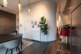 Op de tweede verdieping van Plantinkaai 5 in Antwerpen bevindt zich een exclusieve kantoor- en showroomruimte. De lift komt rechtstreeks uit in...