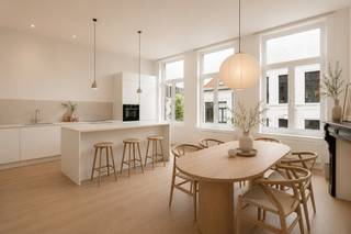PRESALE! De Kroon - Exclusief wonen in een karaktervol erfgoedpand te Borgerhout!<br /><br />Ontdek De Kroon, een uniek renovatieproject in een prachtig art-nouveau gebouw gelegen in de Kroonsstraat te Borgerhout. Dit geselecteerde bouwkundige erfgoed ontworpen in 1913 door architecten Peter en Hendrik Wittocx en gebouwd in opdracht van bakker Alfons Heylen wordt met respect voor zijn authentieke karakter omgevormd tot een hedendaags woonproject.<br /><br />Het project omvat negen appartementen met één of twee slaapkamers en één magazijn van 192 m². De appartementen variëren van 40 m² tot 114 m² bewoonbare oppervlakte en beschikken afhankelijk van de unit over een terras of privatieve tuin. Prijzen starten vanaf 235.000 Euro tot 365.000 Euro.<br /><br />- Appartement 202 – € 295.000 - 80 m² | 1 slaapkamer<br /><br />Huidige foto's en 3D renders dienen ter illustratie van het project. <br /><br />Verkoop onder het tarief van 2% registratierechten mogelijk, mits de koper aan de wettelijke voorwaarden voldoet. <br /><br />Contacteer ons voor meer informatie, plannen, beschikbaarheid of een bezoek ter plaatse via info@dvarealestate.be of 03/297.00.00.