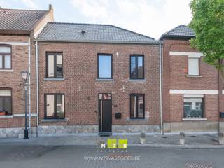 <span><strong>GERENOVEEERDE GEZELLIGE RIJWONING MET 3 SLAAPKAMERS OP EEN PERCEEL VAN 2A 94CA TE STOKKEM</strong><br /><br /><strong>TROEVEN</strong><br /><span>- Mooie en gezellige gerenoveerde rijwoning gelegen in het centrum van Stokkem.<br />- Gelegen op wandelafstand van natuurgebieden De wissen, Negenoord en de Maas.<br /></span>- <span>Woning afgewerkt in hoogwaardige en kwalitatieve materialen (binnendeuren, kasten, keuken, badkamer, ...).</span><br />- <span>Moderne keuken met eiland en apparatuur.</span><br /><span>- Energielabel B: energiezuinige woning!</span><br /><span>- Prachtige binnenkoer en tuintje met terras en tuinberging.<br /></span>- Het perceel is met een wagen bereikbaar aan de achterzijde.<strong><br /></strong><strong><br />GELIJKVLOERS 00 (84,32m²)<br /></strong>- Inkomhal (4,40m x 1,80m = 7,92m²): technische kast, tegelvloer.<br />- Toilet (0,90m x 1,80m = 1,62m²): hangtoilet, spoelbakje, ventilatie, tegelvloer.</span><br /><span>- Trappenhal (2,50m x 3,15m = 7,87m²): houten trap naar de eerste verdieping, glazen deur die toegang geeft tot de leefruimte, tegelvloer.</span><br /><span>- TV-hoek (2,70m x 5,20m = 14,04 m²): TV-meubel, mogelijkheid tot het inrichten van een bureau/praktijkruimte (directe toegang tot inkomhal mogelijk), tegelvloer.</span><br /><span>- Leefruimte/keuken (6,70m x 5,50m = 36,85m²): <span>keukenwand (onder- en bovenkasten, koelkast, vaatwasser, spoelbak, inductiekookplaat, dampkap, oven, combi-oven, warmhoudlade), keukeneiland (onderkasten, lades, composiet keukenblad), </span>schuifpui naar de binnenkoer en tuintje met terras, tegelvloer.</span><br /><span>- Berging (2,80m x 2,00m = 5,60m²): CV-installatie, tegelvloer.</span><br /><span>- Achterinkom (2,30m x 1,40m = 3,22m²): deur die toegang geeft naar de binnenkoer en tuintje met terras, tegelvloer.</span><br /><span>- Wasplaats (2,15m x 3,35m = 7,20m²): onderkasten, lades, spoelbak, aansluiting wasmachine en droogkast, tegelvloer.</span><br /><br /><span><strong>VERDIEPING</strong> <strong>+01 (56,70m²)</strong></span><br /><span>- Overloop (5,15m x 2,54m = 13,08m²): houten trap naar de tweede verdieping, parketvloer.<br />- Badkamer (5,15m x 2,00m =10,30m²): badkamermeubel (dubbele lavabo, lades, spiegel), inloopdouche, hangtoilet, tegelvloer.<br />- Slaapkamer 1 (2,72m x 5,15m = 14,00m²): TV-aansluiting, parketvloer.<br />- Slaapkamer 2 (3,45m x 5,60m = 19,32m²): TV-aansluiting, parketvloer.<br /><br /><strong>VERDIEPING</strong> <strong>+02 (36,01m²)</strong><br />- Slaapkamer 3 (7,35m x 4,90m = 36,01m²): open geheel: momenteel ingericht als slaapkamer en zithoek, mogelijkheid tot het inrichten van een extra 4de slaapkamer of bureel, ventilatiesysteem.</span><br /><br /><span><strong>EXTERIEUR<br /></strong>- Binnenkoer met tuintje</span><br /><span>- Terras (6,20m x 3,30m = 20,46m²)<strong><br /></strong>- Tuinberging (2,80m x 7,50m = 21,00m²)<br />- Oprijlaan in kiezel (staanplaats voor 2 auto's): eventueel nog mogelijkheid tot het bekomen van een vergunning voor carport.<br /><br /><strong>EXTRA</strong><br />- Beschikbaarheid in overleg met de eigenaars.<br /><br />Bekijkt u deze advertentie via een aanverwante vastgoedsite, surf dan zeker naar onze website <strong>www.N78vastgoed.be</strong> voor een uitgebreide beschrijving en foto's. <strong>Meer info: +32 (0)89 86 18 88 of info@N78vastgoed.be.</strong></span>