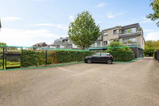 Zeer gunstig gelegen appartement op wandelafstand van verschillende winkels, scholen, het openbaar vervoer en het centrum van Reet! Dit pand ligt op slechts 8 min. rijden van de oprit E19 en 6 min. van de oprit A12 Antwerpen-Brussel en is zo makkelijk bereikbaar.<br /><br />Dit eigendom bevindt zich op het gelijkvloers achteraan in een tijdloos, recent (2008) appartementsgebouw van 6 eenheden. Het is ingedeeld als volgt: een inkomhall met ingemaakte kasten, 2 slaapkamers met kasten, een modern ingerichte badkamer grenzend aan de 2e slaapkamer, een apart toilet met ingemaakte kasten, een woonkamer met ingebouwde houtcassette en ingemaakte kasten en een luxueus ingerichte keuken. Het appartement beschikt over een mooi aangelegde achtertuin met een vijver en een ruim terras met elektrische zonnetent. Er is parkeergelegenheid op autostaanplaats P6 voor 1 wagen in het achterliggende bijgebouw. Voor het gebouw bevindt zich een gemeenschappelijke parking. 2 privatieve bergingen B5 & B6 zijn tevens inbegrepen in het achterliggende gebouw.<br /><br />Het appartement is zeer goed onderhouden en is volledig instapklaar! Zeer goed EPC score: Label B. Het gebouw is asbestveilig. Wenst u graag een bezichtiging? Contacteer ons via 03 459 99 99 of info@leximmo.be voor een bezichtiging ter plaatse!