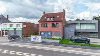 Bij ImmoFusion 7/7 “open huis” : klik op onze 3D-TOUR.<br />Ervaar vastgoed alsof je er zelf doorloopt!<br /><br />Bent u op zoek naar een eigendom waar wonen en werken perfect gecombineerd kunnen worden? Dan is deze veelzijdige handelswoning aan de Koolmijnlaan 384 in Beringen precies wat u zoekt. Dankzij de uitstekende commerciële ligging op het bruisende Koolmijnlaan geniet dit pand van een maximale zichtbaarheid en een uitstekende bereikbaarheid.<br /><br />Het perceel heeft een oppervlakte van 357 m² en de woning beschikt over een bewoonbare oppervlakte van maar liefst 226 m². Hierdoor biedt deze eigendom tal van mogelijkheden voor zelfstandigen, vrije beroepen, detailhandel of investeerders die op zoek zijn naar een pand met potentieel.<br /><br />Bij het betreden van het pand bevindt zich vooraan een volledig gerenoveerde handelsruimte van circa 50 m². Deze commerciële ruimte is instapklaar en ideaal voor het uitbaten van een winkel, kantoor, praktijk of andere commerciële activiteit. Achteraan bevinden zich de keuken, leefruimte en badkamer. Deze ruimtes dienen nog verder gemoderniseerd / gerenoveerd te worden.<br /><br />Op de eerste verdieping treffen we drie ruime slaapkamers aan die reeds deels werden opgefrist. De ingerichte zolderverdieping biedt bovendien nog twee extra slaapkamers en een bijkomende badkamerruimte, waardoor het pand in totaal over vier tot vijf slaapkamers beschikt.<br /><br />Ook op energetisch vlak werden reeds belangrijke investeringen uitgevoerd. Hoewel het pand momenteel een EPC-label F heeft, is dit voornamelijk te wijten aan het ontbreken van een verwarmingsinstallatie. Het dak werd langs de binnenzijde volledig geïsoleerd en afgewerkt met gipsplaten. Daarnaast werden de ramen en buitendeuren ongeveer vijf jaar geleden vernieuwd. Door het plaatsen van een nieuwe verwarmingsinstallatie kan de EPC-score aanzienlijk verbeteren, met een verwachte stijging naar label D.<br /><br />Pluspunten:<br />- Handelswoning op een absolute toplocatie langs de Koolmijnlaan.<br />- Commerciële ruimte volledig gerenoveerd.<br />- Bewoonbare oppervlakte van 226 m².<br />- Perceel van 357 m².<br />- Vier à vijf slaapkamers.<br />- Dak langs binnen volledig geïsoleerd.<br />- Vernieuwde ramen en buitendeuren.<br />- Ideale combinatie van wonen en werken.<br />- Tal van commerciële en residentiële mogelijkheden.<br /><br />Maatregelen opgenomen in het Maatregelenregister: nee<br /><br />Voor een bezoek of meer info, bel ons op 078/78.78.70, of kom gerust langs op ons kantoor. Steeds welkom!