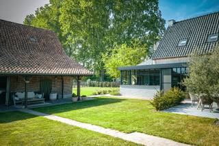 Authentieke woning op 2.809 m² met :Gelijkvloers:- inkom- leefruimte met open keuken voorzien van composiet werkblad, inductie kookplaat, vaatwasser,...