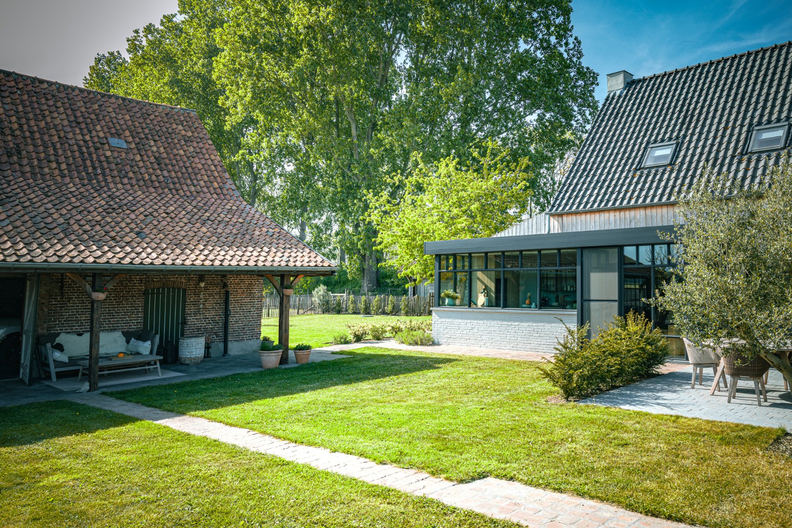 Unieke hoeve met schuur op 2.809m² gelegen in “valleigebied” te Boekhoute - foto 2