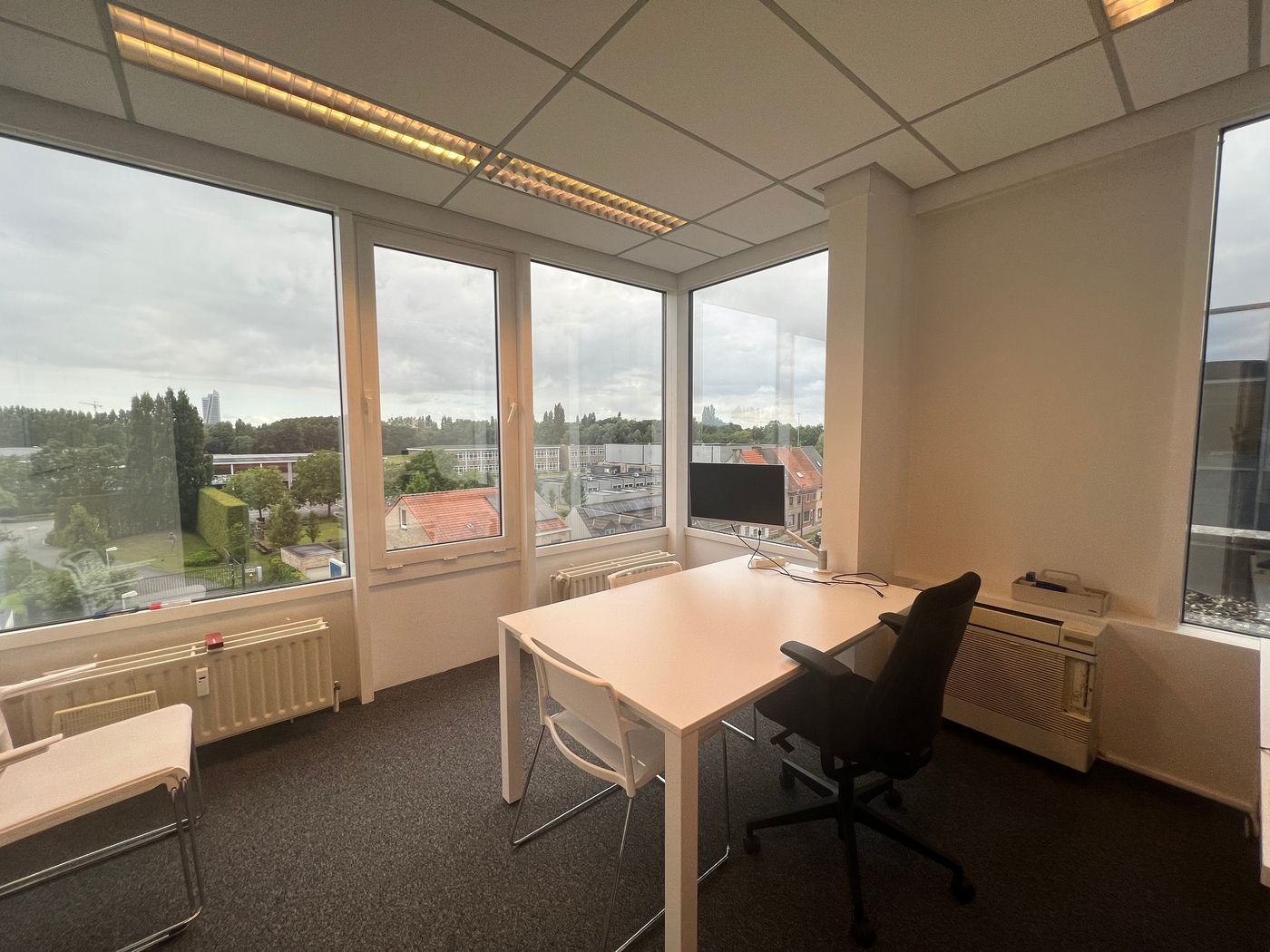 Lichtrijke kantoorruimte van 738 m² nabij de E40 te Zwijnaarde - foto 2