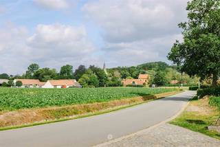<p><span>MULLEM Entouré de champs et offrant une vue sur le centre pittoresque du village, ce lieu d'exception attend de se réinventer.</span></p><p><span>L'ancienne école, avec sa maison d'instituteur et son passé monastique, offre calme, intimité et de nombreuses possibilités.</span></p><p><span> </span></p><p><span>Le bâtiment scolaire comprend deux salles de classe spacieuses, un large couloir, des sanitaires et une pièce à l’arrière avec un grenier. L’ancienne cour de récréation et la grande annexe, qui servait autrefois également de salle de classe, offrent un espace supplémentaire pour vivre, travailler ou donner libre cours à votre créativité.</span></p><p><span> </span></p><p><span>Dans la maison d’instituteur attenante, l’agréable pièce à vivre dotée d’un système de projection encastré, la salle à manger et la cuisine ouverte procurent immédiatement une atmosphère chaleureuse. On y trouve également une arrière-cuisine, une buanderie et un bureau donnant accès à la chapelle unique : un élément architectural particulier qui confère à cette propriété son caractère propre. À l’étage se trouvent trois chambres, une salle de bains et un grenier spacieux, accessible par un escalier fixe.</span></p><p><span> </span></p><p><span>Les deux bâtiments ont déjà fait l’objet d’une rénovation en profondeur et sont exempts d’amiante. Grâce à ses nombreux espaces et dépendances, l’ensemble se prête parfaitement à la combinaison d’un usage résidentiel et d’une activité indépendante. Une habitation de type « kangourou » ou un logement de type B&u B fait également partie des options possibles, sous réserve de l’autorisation du service de l’Environnement.</span></p><p><span> </span></p><p><span>La propriété est classée au patrimoine architectural et exonérée de l’obligation de rénovation résidentielle. Il y a suffisamment de places de stationnement et, via la N60, Oudenaarde, Gand et l’E17 sont facilement accessibles.</span></p><p><span> </span></p><p><span>Les deux entités peuvent également être achetées séparément.</span></p><p><span> </span></p><p><span>Prix indicatif : 610 000</span></p><p><span> </span></p>