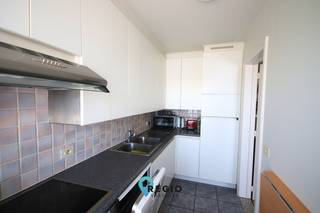 Op zoek naar een instapklaar, <strong>energiezuinig, 2 slaapkamer appartement</strong> op een <strong>centrale ligging</strong>? <br />Dan is dit een niet te missen opportuniteit!<br /><br />Dit appartement is gelegen op de <u>eerste verdieping</u> in een<u> rustige, kleinschalige residentie</u>, op wandelafstand van het station van Aalter.<br />Het appartement beschikt over een <strong>ruime, lichtrijke leefruimte,</strong> met aansluitend een functioneel <strong>ingerichte keuken (incl. vaatwasser)</strong>.<br />Vanuit de <strong>2 ruime slaapkamers</strong> heeft u toegang tot het <strong>zuidgerichte terras</strong> aan de achterzijde van de residentie.<br />De<strong> badkamer</strong> is uitgerust met lavabomeubel, bad met douchescherm en toilet. <br />Verder is er nog een afzonderlijk <strong>gastentoilet</strong> en in de inkomhal vindt u een ruime, ingebouwde vestiairekast.<br />Berging met aansluiting voor wasmachine en droogkast.<br />Een zee van ruimte dus en volledig instapklaar!<br /><br />U beschikt ook over een <strong>ruime garage</strong> aan de achterzijde van het gebouw en om het plaatje compleet te maken beschikt u ook nog over een <strong>privaat tuintje</strong> achter de residentie waar u in alle rust kan vertoeven!<br /><br />Met een <strong>EPC label B</strong>, hoeft u zich ook geen zorgen te maken over uw energiefactuur.<br />Gezien de residentie<u> niet over een lift</u> beschikt, is deze dus minder geschikt voor mensen met een beperkte mobiliteit.<br /><br />Het appartement is ideaal voor mensen die het openbaar vervoer willen gebruiken om naar het werk te gaan of voor mensen die op zoek zijn naar een centraal gelegen appartement, maar zonder de drukte van het centrum.<br /><br />Het appartement is beschikbaar vanaf 1/9/2026.<br />De<strong> provisie voor de gemeenschappelijke kosten </strong>bedraagt <strong>50€</strong>/maand, hierin zit ook het waterverbruik vervat.<br /><br />Interesse in dit appartement?<br />Neem contact op via Lindsay@regiovastgoed.be of via 0476/83.47.74 om een bezoek in te plannen!