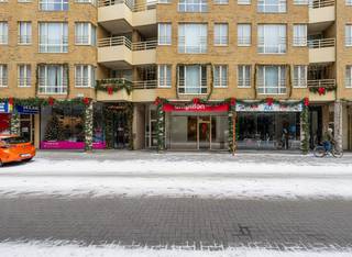 Centraal gelegen handelspand of service kantoor in een recent gerenoveerd gebouw. <br />Alle faciliteiten aanwezig (inkom, winkel of landschaps kantoor, afgesloten kantoor, berging, kitchenette en buitenruimte)<br />totale oppervlakte: 210 m²