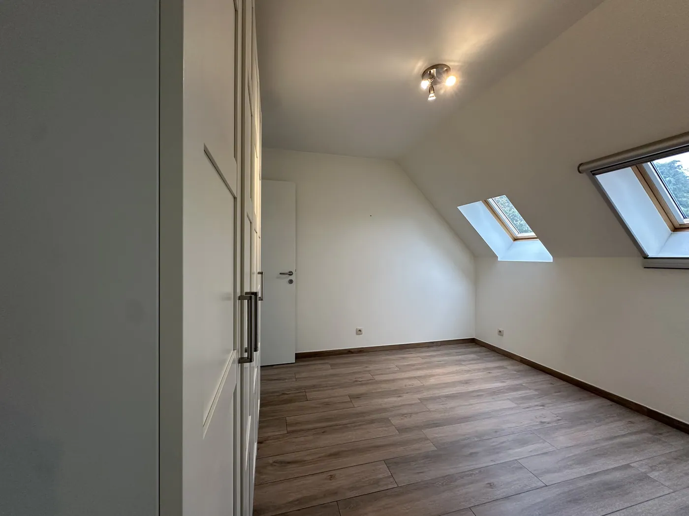 Recent appartement met lift en ruim terras op de tweede verdieping op centrale locatie in Wijnegem! - foto 4