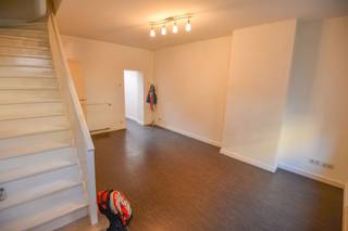 OP te frissen woning op een zeer goede centrale ligging te Wevelgem. Mooie leefplaats met veel lichtinval, achtergelegen keuken met veel kastruimte en mogelijkheid tot eettafel te plaatsen. Ruime badkamer met douche en wastafel. Op eerste verdieping een zeer grote slaapkamer. Op tweede verdieping een grote zolderruimte die mogelijks mits enige aanpassing als tweede kamer te gebruiken is. Kelder. Op alle plaatsen dubbel glas op PVC ramen met rolluiken. CV op aardgas. Leuke en gezellige woning op een topligging nabij het centrum en station van Wevelgem. Woning is verhuurd aan 609,14 Euro/maand