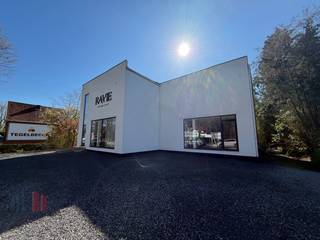 <strong>Instapklaar Handelswoning</strong>  met een totale oppervlakte van<strong> 500 m²</strong> te koop.<br />Uitstekend gelegen langs de Genkersteenweg, met goede zichtbaarheid en een vlotte verbinding naar de ring rond Hasselt (R71). <br /><br />Dit pand beschikt over een totale oppervlakte van 500 m², bestaande uit <strong>250 m² showroom</strong>, <strong>144 m² kantoorruimte</strong> en een <strong>appartement van 106 m²</strong>.<br />De instapklare kantoorruimte op het gelijkvloers omvat een vergaderzaal, een aangename sociale ruimte, een eetruimte met kitchenette, sanitaire voorzieningen en een lichtrijke tuin. De ruimtes zijn afgewerkt met moderne, high-end voorzieningen zoals <strong>airconditioning</strong> en vloerverwarming.<br /><br />Op de eerste verdieping bevindt zich het appartement met twee slaapkamers, een gezellige living en een modern ingerichte keuken voorzien van oven, microgolfoven, koelkast en gaskookplaat , ideaal voor eigen gebruik of bijkomende functionaliteit.<br /><br />Ruime parkeergelegenheid voor en naast het gebouw. <strong>Onmiddellijk beschikbaar!</strong><br /><br />Contacteer<strong> PANORAMA B2B</strong> voor bijkomende informatie of een vrijblijvend plaatsbezoek via <strong>0474 17 17 15.</strong>