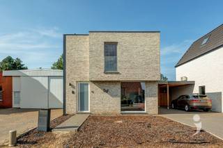 <p><span>Bent u op zoek naar een recente, energiezuinige woning waar comfort, ruimte en een rustige ligging hand in hand gaan? Dan is deze prachtige moderne woning, gebouwd in 2022. </span></p><p><span> </span></p><p><span>Gelegen aan </span><span>Paddenhoek 1E in Geel (Zammel)</span><span>, bevindt deze instapklare gezinswoning zich op een perceel van </span><span>4 are 44 centiare</span><span>, in een autoluwe straat met een uitstekende bereikbaarheid. Winkels, scholen, bakker, openbaar vervoer en andere dagelijkse voorzieningen bevinden zich op korte afstand. </span></p><p><span> </span></p><p><span>Bij het betreden van de woning komt u terecht in de inkomhal met een apart gastentoilet. De lichtrijke leefruimte vormt samen met de open keuken het hart van de woning. Dankzij de grote raampartijen geniet u hier van een aangename natuurlijke lichtinval en een mooi zicht op de tuin. </span></p><p><span> </span></p><p><span>De stijlvolle keuken is volledig uitgerust met een kookeiland, ruime kastruimte en alle nodige inbouwtoestellen. Via het schuifraam bereikt u het zonnige terras en de onderhoudsvriendelijke tuin. Achteraan geniet u van een prachtig, vrij uitzicht over de achterliggende weilanden, wat zorgt voor een heerlijk gevoel van rust en privacy. </span></p><p><span> </span></p><p><span>Aansluitend aan de keuken bevindt zich een praktische berging met aansluiting voor wasmachine en droogkast. </span></p><p><span> </span></p><p><span>Op de eerste verdieping vindt u drie volwaardige slaapkamers, een apart toilet op de nachthal en een ruime badkamer, uitgerust met een ligbad, een inloopdouche en een dubbele wastafel. </span></p><p><span> </span></p><p><span>Deze recente woning combineert een moderne afwerking met een praktische indeling en een rustige, kindvriendelijke ligging. Een ideale thuis voor wie comfortabel en zorgeloos wil wonen in een groene omgeving. </span></p><p><span> </span></p><p><span>Parking is er voldoende, vooraan de woning alsook onder de carport. </span></p><p><span> </span></p><p><span>Interesse in deze prachtige woning? Contacteer ons via 016 15 31 15 of info@immolivit.be.</span><span> </span></p><p><span> </span></p>