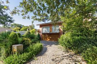 <p><span>In de rustige en residentiële woonwijk </span><span>Elshout</span><span>, op de grens van </span><span>Schoten</span><span> en </span><span>Brasschaat</span><span>, bevindt zich deze vrijstaande </span><span>split-levelwoning</span><span> op een mooi perceel van ca. </span><span>870 m²</span><span>. De groene omgeving met volwassen bomen zorgt voor een aangenaam gevoel van rust en privacy.</span></p><p><span>De woning geniet van een gunstige ligging nabij het centrum van Schoten en Brasschaat. </span><span>Winkels, scholen, horeca en dagelijkse voorzieningen</span><span> bevinden zich op korte afstand. Ook openbaar vervoer is vlot bereikbaar en via de </span><span>Brechtsebaan</span><span> en </span><span>Elshoutbaan</span><span> bereik je gemakkelijk de omliggende gemeenten en de E19.</span></p><p><span>Via de inkomhal kom je op de leefverdieping met een ruime </span><span>woonkamer</span><span>, bestaande uit een salon, eetruimte en gezellige haard. De </span><span>keuken met ontbijthoek</span><span> sluit aan op de veranda met zicht op de tuin. Verder zijn er </span><span>2 slaapkamers</span><span>, een badkamer en een apart toilet.</span></p><p><span>Op het gelijkvloers bevinden zich een </span><span>inpandige dubbele garage</span><span>, een wasruimte met technische installaties en een ruime kelder. Deze ruimtes zijn momenteel langs buiten bereikbaar. Op het dak zijn ca. </span><span>11 zonnepanelen</span><span> aanwezig.</span></p><p><span>De </span><span>zuidwestgerichte tuin</span><span> is een belangrijke troef en biedt tal van mogelijkheden. De tuin is momenteel verwilderd en kan volledig naar eigen smaak worden aangelegd. Ook de woning vraagt een opfrissing, maar biedt een uitstekende basis om er een hedendaagse gezinswoning van te maken.</span></p><p><span>Troeven:</span></p><ul><li><span>Vrijstaande woning op ca. 870 m²</span><span> </span></li><li><span>Zuidwestgerichte tuin</span><span> </span></li><li><span>Dubbele garage en ruime kelder</span><span> </span></li><li><span>11 zonnepanelen</span><span> </span></li><li><span> </span></li></ul><p><span>Benieuwd naar de mogelijkheden? Contacteer Sofie voor meer informatie of een bezoek via </span><span>03 646 66 55</span><span> of </span><span>sofie@sinjoor.be</span><span>.</span></p>