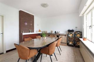 Tijdloze gezinswoning met 4 slaapkamers centraal gelegen in een rustige buurt Omgeving:+ Gelegen in een aangename en residentiële buurt met weinig...