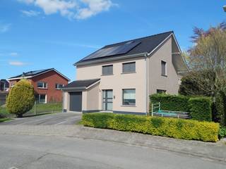 <strong>Een oase van licht, ruimte en comfort – wonen in het hart van Hooglede<br /><br />** Virtual Tour beschikbaar via de QR-code **</strong><br /><br />Welkom in deze alleenstaande gezinswoning waar elegantie, functionaliteit en een sublieme ligging naadloos samenkomen. Gelegen op een perceel van 330 m², in een rustige buurt vlak bij de lagere school, winkels en alle centrumvoorzieningen, biedt deze gerenoveerde woning de perfecte balans tussen privacy en dorpscharme.<br /><br />Met een knappe bewoonbare oppervlakte van 189 m² straalt deze woning in elk detail hedendaags comfort en verfijning uit.<br />De energiezuinige installaties, waaronder 10 zonnepanelen (4.400 Wp) én airconditioning, garanderen niet alleen een duurzaam woonverhaal, maar ook een optimaal binnenklimaat in elk seizoen.<br /><br /><strong>De bovenverdieping ademt ruimte: dankzij de herbestemming van één van de vier oorspronkelijke slaapkamers tot een royale badkamer geniet u hier van extra wooncomfort en een luxueuze uitstraling</strong><br /><br /><u><strong>Een interieur dat uitnodigt</strong></u><br /><br />Stap binnen via de elegante inkomhal en laat je verrassen door de overvloed aan licht en ruimte. De ruime leefruimte is een plaats om te ontspannen en te verbinden, met grote raampartijen die zicht bieden op de zonnige tuin en het nieuwe terras. De volledig vernieuwde keuken met gezellige ontbijthoek is een waar genot voor culinaire momenten, terwijl de inpandige garage en bergruimte extra praktisch comfort bieden.<br /><br /><u><strong>Ruimte voor elk gezinslid</strong></u><br /><br />Op de eerste verdieping vind je een nachthal met maatkasten, 3 volwaardige slaapkamers, een handige wasplaats en een stijlvolle badkamer voorzien van een inloopdouche, ligbad, dubbele wastafel en toilet;<br />De tweede verdieping herbergt een grote geïsoleerde zolderruimte, ideaal om verder in te richten als hobbyruimte, thuiskantoor of extra slaapkamer.<br /><br /><u><strong>Buitenleven in alle rust</strong></u><br /><br />De fraai aangelegde tuin met zonnige oriëntatie biedt volop privacy en is de ideale plek om te genieten van lange zomerdagen of sfeervolle avonden. Het nieuwe terras nodigt uit tot aperitieven in stijl, terwijl kinderen zorgeloos spelen in het groen.<br /><br />EPC 214 kWh/m2 (C-label) <strong>de 10 zonnepanelen &amp; airco werden hier niet in verrekend.</strong><br /><br />+ Centrumgerichte ligging – alles op wandelafstand<br />+ Energiezuinig dankzij 10 zonnepanelen en airco<br />+ Instapklaar met hoogwaardige afwerking<br />+ 189 m² woonplezier + uitbreidbare zolderruimte<br />+ Zonnige tuin met veel privacy en een nieuw terras<br />+ Regenput <br />+ Driedubbele beglazing en elektrische rolluiken met smart schakelaars<br />+ Asbestvrij<br />+ Nieuwe elektriciteit, leidingen, rioleringen, verwarming, verwarmingsinstallatie, ...<br />+ Nieuw dak<br />+ Waterverzachter &amp; waterfilter<br />+ Beveiligingscamera &amp; alarmsysteem<br />+ Volgens de oorspronkelijke bouwplannen 4 slaapkamers<br /><br />Een woning die niet alleen voorziet in de noden van vandaag, maar ook in de dromen van morgen.<br />Ontdek dit unieke aanbod en ervaar zelf het comfort, de luxe en de charme die deze woning zo bijzonder maken.<br /><br />KOOP DEZE EIGENDOM RECHTSTREEKS VAN DE EIGENAARS!<br /><br />0492/45.62.49<br /><br />Ook beslist om uw eigendom te verkopen? Bespaar de makelaar dankzij onze reeds bewezen succesformule.