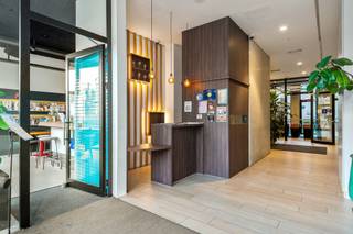 <p><span>Zoekt u een toegankelijke investering met een sterk rendement? Deze moderne kamer wordt momenteel via een hostel-formule (the "ASH") verhuurd en is zonder enige twijfel de perfecte investering. <br /><br />Deze kamer beschikt over een gewaarborgd huurinkomen en bedraagt dit jaar 478,32 EURO. Dit wordt telkens jaarlijks geïndexeerd. Er is een beheerder aanwezig in het gebouw die de kamers volgens eigen inzicht mag verhuren, en dit op zijn minst tot en met 2034. Op deze manier hoeft u als eigenaar geen actie te ondernemen en ontvangt u het gewaarborgde huurinkomen.</span></p>
<p><span>Deze kamer is gelegen in een recent gebouw en bevindt zich vlakbij de Universiteit Antwerpen en de AP Hoge school.</span></p>
<p><span>Iets verderop komt u trouwens rechtstreeks uit op de populaire Ossenmarkt. </span></p>
<p><span>En met de fiets bent u op een wip aan het centraal station van Antwerpen. De fiets kan u overigens vlotjes kwijt in de gemeenschappelijke fietsenberging in het gebouw.</span></p>
<p><span>De kamers beschikken over een eigen doucheruimte met apart toilet. Aanschuiven aan een gedeelde badkamer of toilet hoeft hier dus niet.</span></p>
<p><span>De zeer ruime en goed uitgeruste keuken én gezellige binnentuin zijn gemeenschappelijk.</span></p>
<p><span>Interesse in deze zéér interessante opbrengsteigendom? </span></p>
<p><span>Een buitenkans die zich niet vaak voordoet, dus kom zeker eens kijken!<br /><br />Er zijn meerdere kamers beschikbaar. Indien u meerdere kamers wenst aan te kopen, kunnen wij u een voordeligere vraagprijs aanbieden.<br /></span></p>
<p><span>Vg, Wg, Gvkr, Gmo, Gvv, geen overstromingsgevoelig gebied</span></p>