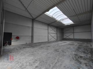 De casco loods van 219 m² heeft een vrije hoogte van 6 m en is opgebouwd uit een staalstructuur met betonplint in combinatie met...