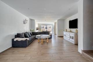 Deze rijwoning werd in 2018 grondig gerenoveerd en geniet daardoor van een gunstige EPC (B-label), conforme elektriciteit en bovendien werd de woning asbestveilig verklaard. <br /><br />We betreden de woning via de inkomhal, die toegang geeft tot de moderne, ruime benedenverdieping. De woonkamer, eetplaats en moderne keuken vormen een open geheel, wat voor veel ruimtelijk gevoel zorgt. Er is ook een berging en een gastentoilet. <br /><br />Op de eerste verdieping zijn er 2 slaapkamers en is er een vernieuwde badkamer met bad én douche. Op de bovenste verdieping is er dan nog een derde slaapkamer onder een verlaagd plafond. Buiten is er een omheinde buitenruimte met bijgebouw. <br /><br />Pandenjagers is een innovatief vastgoedkantoor en kiest bewust voor een unieke en transparante aanpak. Bij ons bestaat de totale aankoopprijs altijd uit twee duidelijke onderdelen: de adviesprijs die bovenaan in de advertentie vermeld staat, plus onze vaste commissie van 10.000 euro incl. BTW. Dankzij deze open prijsstructuur krijgt u als koper vanaf het eerste moment een eerlijke inkijk hoe de totale prijs van het pand tot stand is gekomen. <br /><br />Contacteer ons voor een bezoek via 015/677.000 of info@pandenjagers.be.