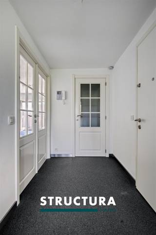 Bent u op zoek naar een instapklaar appartement waar u zonder zorgen meteen uw intrek kunt nemen? Dan is dit volledig gerenoveerde appartement van 97 m² ongetwijfeld een bezoek waard. Gelegen op de tweede verdieping, in het hart van Strombeek-Bever, combineert dit appartement een moderne afwerking met een uitstekende ligging op wandelafstand van winkels, openbaar vervoer en alle dagelijkse voorzieningen. IndelingTweede verdieping: inkomhal, lichtrijke leefruimte, volledig uitgeruste keuken met toegang tot het zuidoost georiënteerde terras, nachthal, twee ruime slaapkamers van 11,3 m² en 15,3 m², badkamer en apart toilet.Karakteristieken- Volledig gerenoveerd en instapklaar- Bewoonbare oppervlakte van 97 m²- Twee ruime slaapkamers- Zuidoost georiënteerd terras- Centrale ligging in het centrum van Strombeek-Bever- Energiezuinig met EPC-label B- Elektrische installatie conform Een verzorgd en ruim appartement dat comfort, energiezuinigheid en een uitstekende ligging perfect combineert. Ideaal als eigen bewoning of als interessante investering. Contacteer Structura voor meer informatie of plan vandaag nog uw bezoek via 02 460 80 46 of info@structura.be