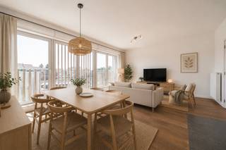 Infos &amp; visites – 02 315 51 71<br /><br />We Invest Brussels vous présente ce superbe appartement de 73 m², idéalement situé Avenue Nippone, dans le très recherché quartier Delta à Auderghem, à proximité immédiate des commerces, transports, écoles et de toutes les commodités.<br /><br />Situé au 2ᵉ étage, cet appartement construit en 2018 est en excellent état et offre un cadre de vie moderne et confortable. Dès l'entrée, vous découvrez un agréable séjour lumineux de 30 m², une cuisine fonctionnelle, une belle chambre de 16 m², une salle de bains ainsi qu'une buanderie pratique.<br /><br />L'appartement bénéficie d'excellentes performances énergétiques avec un PEB B et d'une installation électrique conforme. Son état impeccable permet une installation immédiate, sans travaux à prévoir.<br /><br />Grâce à sa construction récente, son excellent état et sa situation privilégiée dans le quartier Delta, ce bien constitue une opportunité idéale pour un premier achat ou un investissement locatif.<br /><br />Un emplacement de parking supplémentaire et obligatoire complète le bien au prix de 25.000 €.<br /><br />À visiter sans tarder ! Une rare opportunité dans le quartier.