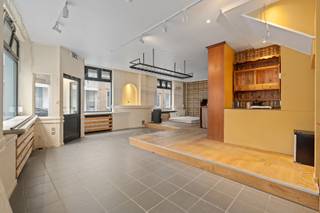 <p>Ben je op zoek naar een veelzijdig opbrengsteigendom met fantastisch rendement op een toplocatie in centrum Aalst? Gevonden!</p>
<p>Dit ruime pand (234m²) combineert flexibiliteit, ligging en opbrengst op één adres. Ideaal voor wie wonen en werken wil combineren OF voor wie op zoek is naar een slimme investering met sterke maandelijkse inkomsten.<br />Momenteel wordt het appartement succesvol verhuurd via langdurige vakantieverhuur. De vraag is bijzonder groot, met aanvragen tussen €2.000 en €2.500 voor periodes van zes maanden. De nieuwe eigenaar kan deze rendabele formule moeiteloos verderzetten, desgewenst met begeleiding.<br />Op het gelijkvloers bevindt zich het handelspand, momenteel één grote open ruimte die volledig naar eigen wens kan worden ingericht. Perfect voor een praktijk, kantoor, kapsalon of winkel, maar evengoed geschikt om om te vormen tot een studio of extra woonruimte. De basisstructuur is in orde, waardoor zware structurele werken niet aan de orde zijn. Het volledige gebouw is bovendien onderkelderd, wat zorgt voor extra bergruimte of stockagemogelijkheden.</p>
<p>Op de bovenverdieping vind je een volledig vernieuwd en instapklaar appartement. Het dak werd vernieuwd en geïsoleerd, de verwarmings- en waterleidingen werden aangepakt en alles is netjes afgewerkt, waardoor je hier zonder zorgen kan verhuren of zelf intrekken. Enkele meters verder is er bovendien de mogelijkheid om een staanplaats te huren, wat een extra troef vormt in het centrum.</p>
<p>Zelf boven wonen en beneden je zaak uitbouwen, beide entiteiten apart verhuren of het geheel optimaliseren volgens jouw visie: hier kan het allemaal!<br />Opportuniteiten met deze ligging, ruimte en rendement komen zelden op de markt. Interesse? Contacteer ons vandaag nog en ontdek zelf de mogelijkheden van dit unieke pand!</p>