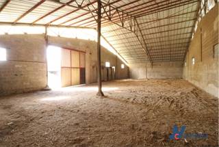 Composition :Entrepôt de stockage à structure béton de +/- 270 m² au sol (largeur : 10,73 m et longueur : 25,11 m)Zone entrée : +/- 4 m de...