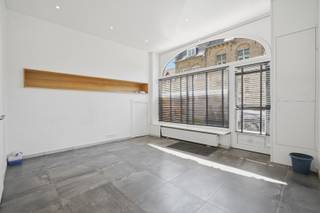 Herenhuis met handelsruimte & wellness in Nieuwpoort-Stad<br /><br />In het centrum van Nieuwpoort-Stad bevindt zich dit gerenoveerde herenhuis (2015) met handels-/kantoorruimte, 4 slaapkamers en een bewoonbare opp. van 254 m². De woning beschikt over een lichtrijke leefruimte, volledig uitgeruste keuken met BOSCH-toestellen, luxueuze wellnessruimte (sauna, jacuzzi, inloopdouche) en 2 terrassen (± 36 m²).<br /><br />De vermelde prijs is een richtprijs. Elk bod, hoger of lager dan deze prijs wordt voorgelegd aan de eigenaar, die zich het recht voorbehoudt om dit te aanvaarden of te weigeren.<br /><br />Energiezuinig met EPC B, hoogrendementsglas, dak- en muurisolatie en geen renovatieplicht. Ideaal voor wie wonen en werken wil combineren op een topligging aan de kust.<br /><br />📞 Contacteer ons voor meer info of een bezoek.<br /><br />Neem voorsprong met een vrijblijvende en gratis schatting van uw eigendom via:<br />http://www.residentievastgoed.be/gratisonlineschatten<br /><br />(Ref. NI27013)