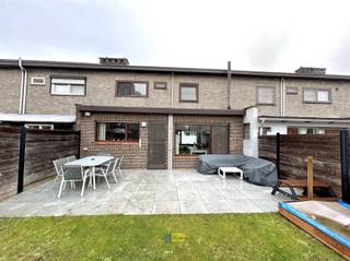 Deze verzorgde ééngezinswoning met garage, grote oprit en zonnige tuin vindt u terug in een rustige en kindvriendelijke woonwijk, de indeling is...