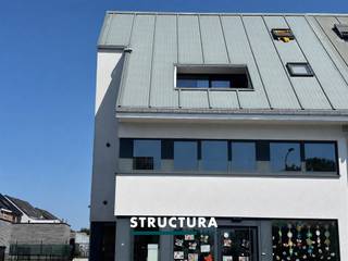 Wenst u een bezoek? Mail naar info@structura.be of bel naar 02 460 80 46.Moderne kantoorruimte op commerciële top-ligging, voorzien van keuken, sanitair en voldoende parkeermogelijkheden!Moderne kantoorruimte (± 42m²) te huur, voorzien van volledig voorziene keuken, afzonderlijk toilet en afzonderlijke douchekamer. Achteraan het gebouw zijn een zeven tal staanplaatsen beschikbaar (te delen met huurder van duplex, die zelf al over 3 private staanplaatsen beschikt).Perfect voor kleine zelfstandige of vrije beroeper op zoek naar een nieuwe, moderne ruimte met alle comfort, op uitmuntende commerciële ligging.WONEN NIET TOEGESTAAN!Wenst u een bezoek? Mail naar info@structura.be of bel naar 02 460 80 46.