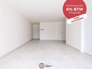 <h1><span>Dit gelijkvloers appartement te koop bevindt zich in de Baversstraat in Tongeren, aan de groene rand van het stadscentrum en recht tegenover het Vesaliusziekenhuis. </span></h1>
<p><span>Je woont hier in Residentie Baverlaar, een stijlvolle en kleinschalige residentie met 14 appartementen, waar rust en comfort centraal staan. De ligging is bovendien bijzonder praktisch: op slechts 4 km van de E313, waardoor je vlot in Hasselt, Luik of Maastricht geraakt.</span></p>
<br />Tongeren ligt in het hart van het prachtige Haspengouw en combineert een rijk verleden met hedendaags wooncomfort.<br /><br />Dit appartement ligt op het gelijkvloers aan de achterzijde van het gebouw en heeft een bewoonbare oppervlakte van 82 m². Je komt binnen via een inkomhal met vestiaire en gastentoilet. Van hieruit stap je de lichtrijke leefruimte binnen met open keuken. Aansluitend is er een berging. De leefruimte geeft rechtstreeks uit op het terras van 17 m². De slaapkamer bevindt zich achteraan en biedt directe toegang tot de badkamer met dubbele lavabo en inloopdouche. <br /><br />Dit project komt in aanmerking voor het verlaagd BTW-tarief van 6%, zowel voor particulieren als professionele kopers, onder voorwaarden.<br /><br /><strong>Troeven van dit appartement:</strong>
<ul>
<li>Ruim appartement van 82 m²</li>
<li>Terras van 17 m² aan de achterzijde</li>
<li>Ondergrondse berging en parkeerplaats optioneel bij te kopen</li>
<li>Kleinschalige, energiezuinige nieuwbouwresidentie</li>
<li>Vlotte bereikbaarheid</li>
</ul>
Interesse? Contacteer ons via info@optie-m.be of bel naar 011 23 11 01<br /><br />VG | WG |GMO | GVKR | GVV |