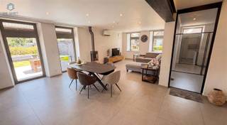 <h1><span>Exclusief domein te koop Instapklare privéwoning met erkende 4-sterren vakantiewoning op toplocatie in Geraardsbergen</span></h1><p><span>Bent u op zoek naar een unieke eigendom waar comfortabel wonen en een rendabele toeristische activiteit perfect samengaan? Dan is dit uitzonderlijke domein in de Vlaamse Ardennen een buitenkans.</span></p><p><span>Deze instapklare eigendom combineert een ruime privéwoning met een volledig uitgeruste, erkende 4-sterren vakantiewoning voor 10 personen. Dankzij de uitstekende reputatie, de bestaande klantenkring en de overname van alle boekingen en installaties geniet u vanaf dag één van een operationele en rendabele activiteit.</span></p><p><span>Extra troef:</span><span> er bestaat bovendien de mogelijkheid om ook de privéwoning om te vormen tot een bijkomende vakantiewoning, wat interessante uitbreidingsmogelijkheden en een nog hoger rendement biedt.</span></p><h3><span>Privéwoning</span></h3><p><span>De comfortabele woning beschikt over:</span></p><ul><li><span>Een lichtrijke open leefruimte van 72 m²</span></li><li><span>Volledig ingerichte keuken</span></li><li><span>Commerciële ruimte of praktijkruimte</span></li><li><span>Berging</span></li><li><span>Nachthal</span></li><li><span>3 volwaardige slaapkamers</span></li><li><span>Badkamer</span></li><li><span>Ruime zolder met uitbreidingsmogelijkheden</span></li></ul><p><span>De woning is energiezuinig afgewerkt en uitgerust met vloerverwarming via een lucht-waterwarmtepomp.</span></p><h3><span>Erkende 4-sterren vakantiewoning (10 personen)</span></h3><p><span>De vakantiewoning is volledig ingericht voor een comfortabel verblijf en beschikt over:</span></p><p><span>Gelijkvloers</span></p><ul><li><span>Gezellige familieruimte</span></li><li><span>Volledig uitgeruste open keuken</span></li><li><span>Afwasruimte</span></li><li><span>Koele berging</span></li><li><span>Twee afzonderlijke toiletten</span></li><li><span>Slaapkamer met eigen badkamer, toilet en privéterras</span></li></ul><p><span>Eerste verdieping</span></p><ul><li><span>Twee ruime slaapkamers van respectievelijk 36 m² en 29 m²</span></li><li><span>Elke kamer beschikt over een eigen badkamer, apart toilet en privéterras</span></li><li><span>Ingerichte zolderkamer met airconditioning, die eenvoudig als extra slaapkamer in gebruik kan worden genomen</span></li></ul><h3><span>Wellness & buitenbeleving</span></h3><p><span>De prachtig aangelegde tuin vormt een echte meerwaarde voor gasten en bewoners en omvat:</span></p><ul><li><span>Verwarmd zwembad</span></li><li><span>Ruim zonneterras</span></li><li><span>Barrel sauna</span></li><li><span>Luxe hottub met jets</span></li><li><span>BBQ-lounge</span></li><li><span>Vuurschaal</span></li><li><span>Petanquebaan</span></li><li><span>Ruime opslagcontainer</span></li></ul><h3><span>Duurzaam en instapklaar</span></h3><ul><li><span>EPC Label A</span></li><li><span>Lucht-waterwarmtepomp</span></li><li><span>Zonnepanelen met thuisbatterij</span></li><li><span>Conforme elektrische installatie</span></li><li><span>Grote private parking op eigen terrein</span></li></ul><h3><span>Uitstekende ligging</span></h3><p><span>Gelegen in het hart van de Vlaamse Ardennen, op een toeristische toplocatie en in de onmiddellijke omgeving van Pairi Daiza, geniet deze eigendom van een uitstekende bereikbaarheid en een sterke aantrekkingskracht voor vakantiegangers.</span></p><h3><span>Volledige overname mogelijk</span></h3><p><span>Bij de aankoop worden alle bestaande boekingen, installaties en de volledige exploitatie van de vakantiewoning mee overgedragen. Hierdoor kunt u de succesvolle activiteit onmiddellijk verderzetten zonder opstartkosten of bijkomende investeringen.</span></p><p><span>Bent u op zoek naar een exclusieve eigendom die wonen, ondernemen en investeren perfect combineert? Dan verdient dit unieke domein absoluut uw bezoek.</span></p><p><span>Interesse of een bezichtiging? Reageer op deze advertentie. Wij nemen vervolgens persoonlijk contact met u op om een afspraak in te plannen.</span></p>