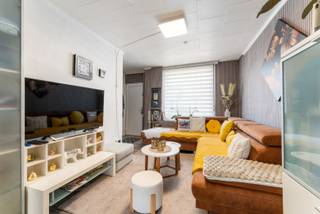 Ontdek deze instapklare woning op een toplocatie in Roeselare! Dankzij de centrale ligging woon je hier op wandelafstand van winkels, scholen, openbaar vervoer én het levendige stadscentrum. Bovendien geniet je van een vlotte verbinding naar de ring en alle belangrijke uitvalswegen.<br /><br />Binnenin geniet je van een ruime, lichtrijke leefruimte die overgaat in een gezellige eetplaats. De aansluitende keuken is volledig ingericht en biedt voldoende opbergmogelijkheden. Op het gelijkvloers bevinden zich ook een praktische wasplaats/berging en een badkamer.<br /><br />Op de eerste verdieping vind je twee ruime slaapkamers, terwijl de ingerichte zolderkamer op de tweede verdieping nog extra mogelijkheden biedt: een master bedroom, bureau of hobbyruimte, aan jou de keuze!<br /><br />Buiten kan je heerlijk ontspannen op het gezellige terras, waar je in alle rust van de buitenlucht geniet.<br /><br />Deze woning is een echte topper voor starters, jonge gezinnen of investeerders die op zoek zijn naar een instapklare woonst met een sterke ligging.<br /><br />Benieuwd naar de troeven van deze woning? Contacteer ons en plan uw bezoek in.