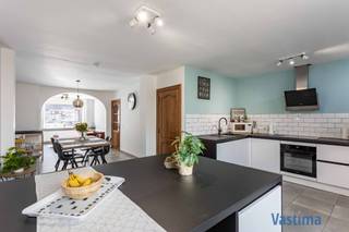 Op zoek naar een woning waar je zonder zorgen je verhuisdozen kan uitpakken en meteen kan genieten? Dan zal deze verrassend ruime gezinswoning je ongetwijfeld weten te bekoren.<br /><br />Met een bewoonbare oppervlakte van circa 164 m² combineert deze woning ruimte en comfort. Tussen 2020 en 2021 werd de woning grondig vernieuwd, waardoor ze vandaag volledig instapklaar is. Zo werden onder meer de keuken, badkamer, elektriciteit, sanitaire leidingen, centrale verwarming, trappen en pleisterwerken aangepakt.<br /><br />Bij het binnenkomen word je verwelkomd in een gezellige leefruimte die naadloos overgaat in de eetplaats en de moderne open keuken met centraal ziteiland. Deze aangename leefomgeving vormt het hart van de woning en biedt alle ruimte om samen te koken, te ontspannen en gasten te ontvangen. Verder beschikt het gelijkvloers over een gastentoilet, een praktische was- en bergruimte en een extra tuinkamer die voor tal van doeleinden kan worden gebruikt.<br /><br />Op het verdieping bevinden zich 3 volwaardige slaapkamers en een bijzonder ruime badkamer uitgerust met een ligbad, inloopdouche, badkamermeubel en een 2<sup>de</sup> toilet. Daarnaast beschikt de woning ook over een handige kelderruimte voor extra stockage.<br /><br />Ook technisch scoort deze woning uitstekend. Met een EPC-label D – 316 kWh - is er geen renovatieplicht. Verder geniet u van conforme elektriciteit, dubbel glas, elektronische rolluiken, een asbestveilig attest, een solide constructie en een gunstig kadastraal inkomen van slechts 532 euro. De woning werd bovendien steeds met de grootste zorg onderhouden.<br /><br />Buiten wacht een onderhoudsvriendelijke tuin met gezellig terras en tuinhuis, de ideale plek om te genieten van zonnige dagen, een barbecue met vrienden of een rustig moment na een drukke werkdag.<br /><br />De ligging vormt een extra troef. Gelegen in een rustige straat woon je hier op korte afstand van het centrum van Aalst, scholen, winkels, horeca en recreatiemogelijkheden.<br /><br />Dankzij de vlotte verbinding naar de E40, belangrijke invalswegen en het openbaar vervoer geniet je bovendien van een uitstekende bereikbaarheid.<br /><br />Ben je op zoek naar een instapklare woning met ruimte, comfort en een centrale ligging? Vraag vandaag nog jouw bezoek aan en ontdek zelf waarom dit de ideale thuis kan zijn voor jou en je gezin.