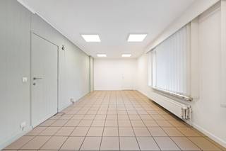 Op zoek naar een handelspand met zeer veel mogelijkheden ? Dit pand op het gelijkvloers met een oppervlakte van 140 m², gelegen aan de rand van...
