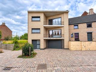 Ontdek deze karaktervolle en goed onderhouden bel-etagewoning, rustig gelegen in een residentiële woonstraat nabij het centrum van Denderleeuw. Met maar liefst 252 m² bebouwde oppervlakte biedt deze gezinswoning veel ruimte. De lichtrijke leefruimte van 45 m² sluit aan op de ingerichte keuken. Beide ruimtes kijken uit op de volledig betegelde tuin en bieden er rechtstreeks toegang toe. Op de eerste verdieping bevinden zich ook een aparte bureauruimte, ideaal om van thuis uit te werken, en een gastentoilet. De tweede verdieping omvat drie ruime slaapkamers, een nachthal met apart toilet en een vernieuwde badkamer met moderne inloopdouche. Op het gelijkvloers vindt u een inpandige garage van 37 m² en een aparte wasplaats. Dankzij de verzorgde staat, de ruime indeling en de residentiële ligging nabij het centrum is deze woning ideaal voor wie op zoek is naar een ruime gezinswoning met een vlotte bereikbaarheid. Dichtbij belangrijke verbindingswegen richting Brussel-Gent-Aalst. Op wandelafstand van openbaar vervoer (treinstation Denderleeuw), winkels, scholen en dienstencentra. Interesse? Vraag nu meer informatie of plan uw bezoek 054/69.68.67.