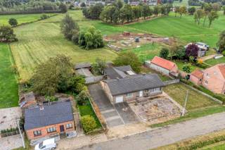 Op een uiterst landelijke ligging, in de rustige straat Langstraat te Geel vinden we deze unieke laagbouwwoning in een prachtige groene omgeving terug. Ondanks deze rustige ligging genieten we toch van een vlotte verbinding met de omliggende gemeenten en verschillende faciliteiten.<br /><br />Beschrijving:<br />De praktisch ingedeelde woning betreden we via de inkomhal om vervolgens terecht te komen in de leef- en eetruimte. Aanpalend vinden we de keuken en koele berging terug. Via de nachthal, bereikbaar via inkomhal en keuken, komen we bij 4 volwaardige slaapkamers en een badkamer. Tot slot werd deze woonst nog voorzien van een ruime wasplaats met aparte toiletruimte en een inpandige garage. <br /><br />Vanuit de keuken bereiken we een gezellige veranda met daarnaast de zuid georiënteerde zij-tuin. Dankzij de omliggende weilanden en het aanwezige groen is het hier heerlijk vertoeven. Als extra troef beschikken de achterliggende weilanden over een achteringang via een servitudeweg. Er kunnen optioneel percelen bijgekocht worden tot een totale oppervlakte van 22.880 m². Op de laatste foto's ziet u de totale grond die bij aangekocht kan worden. Voor de eigendom met alle percelen inbegrepen bedraagt de vraagprijs 649.000 euro.<br /><br />Achter de woning bevindt zich een grote opslag-/werkplaats van 60m², voorheen gebruikt als stal. Naast de opslagplaats is er nog een zeer ruime garagebox. Beide bijgebouwen bieden veel mogelijkheden en stockageruimte.<br /><br />Extra:<br />- Prachtig uitgestrekt zicht over meer dan 2 ha. weilanden<br />- Veel parkeermogelijkheden<br />- Landelijke ligging<br /><br />Voor meer info of een bezoek contacteer ons via info@vastengoed.be of via 014/72 73 74.<br /><br />Wenst u een gratis schatting van uw eigendom? Contacteer ons vrijblijvend voor een afspraak!