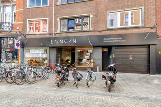 Zeer ruim handelspand van<strong> ca. 1.200 m² nabij station Leuven</strong><br />Op zoek naar een uitzonderlijk ruime handelsruimte op een uitstekend bereikbare locatie in Leuven?<br />Dit handelspand aan de Diestsestraat 242 biedt maar liefst ca. 1.200 m² bruikbare oppervlakte, <strong>verdeeld over twee verdiepingen</strong>, en geniet dankzij de <strong>ruime etalagepartijen </strong>van een uitstekende zichtbaarheid.<br />Het pand ligt op slechts <strong>één minuut wandelen van het station van Leuven,</strong> in de <strong>commerciële Diestsestraat </strong>en v<strong>lakbij Parking De Bond.</strong> Een bijzonder interessante locatie voor een handelszaak, showroom of andere commerciële invulling die nood heeft aan veel ruimte en zichtbaarheid.<br />Indeling<br />Het <strong>gelijkvloers van ca. 800 m² </strong>vormt een zeer ruime commerciële oppervlakte met grote etalagepartijen aan de straatzijde.<br />Via een brede trap is de <strong>eerste verdieping </strong>bereikbaar. Deze biedt nog eens <strong>ca. 400 m² extra ruimte</strong> en kan, afhankelijk van de activiteit, gebruikt worden als bijkomende commerciële ruimte, showroom, kantoor- of stockageruimte.<br /><strong>Troeven</strong><br />Totale oppervlakte van maar liefst ca. 1.200 m²<br />Ca. 800 m² op het gelijkvloers<br />Ca. 400 m² op de eerste verdieping<br />Ruime etalagepartijen en goede zichtbaarheid<br />Brede trap naar de eerste verdieping<br />Gelegen in de Diestsestraat<br />Op slechts 1 minuut wandelen van het station van Leuven<br />Parking De Bond vlakbij<br />Geschikt voor verschillende commerciële invullingen<br />Beschikbaar vanaf 1 oktober 2026<br />Huurprijs<br /><strong>€ 8.500 per maand</strong><br />Een uitzonderlijke kans voor wie op zoek is naar een grote commerciële oppervlakte op een strategische locatie in Leuven.<br />Interesse?<br />Neem contact op met Immo-M voor meer informatie of een bezoek ter plaatse.<br />Immo-M<br />0468 22 53 22<br />info@immo-m.be