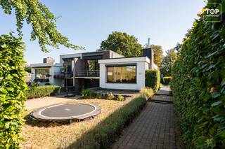 Deze gerenoveerde halfopen bebouwing is gelegen in een rustige, autoluwe en kindvriendelijke straat, op korte afstand van scholen, winkels en de R4.<br /><br />De woning werd mooi gerenoveerd en geniet dankzij de vele raampartijen van bijzonder veel natuurlijk licht. <br /><br />De ruime living en keuken zijn beide zeer lichtrijk en dienen als aangename en open leefruimtes.<br /><br />Verder beschikt de woning over drie slaapkamers, twee toiletten en een praktische indeling. <br /><br />Vooraan is er een eigen oprit met toegang tot de zeer ruime garage, die naast plaats voor de wagen ook als wasplaats dient en heel wat extra berg- en opbergruimte biedt.<br /><br />Achteraan bevindt zich de aangename tuin, die rechtstreeks grenst aan een rustige speeltuin. Een mooie extra troef die de woning bijzonder geschikt maakt voor gezinnen met kinderen.<br /><br />Een instapklare gezinswoning die een rustige ligging combineert met veel licht, ruimte en praktisch comfort, met scholen, winkels en de R4 vlot bereikbaar.<br /><br />Bel Top Vastgoed voor een bezoek op 0475 700 700
