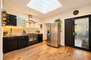 Vier slaapkamers, een zonnige tuin en een centrale ligging in Kortrijk? Deze verrassend ruime stadswoning combineert het allemaal! Hier geniet u van een uitstekende bereikbaarheid, met winkels, scholen, openbaar vervoer en het centrum van Kortrijk op korte afstand.Indeling: Bij het betreden van de woning komt u terecht in de inkomhal met afzonderlijk gastentoilet. Verder vindt u een aangename leefruimte met gashaard, die naadloos overgaat in de open keuken met eetplaats. Vanuit de woning heeft u toegang tot het terras en de zuidgerichte tuin, waar u heerlijk kunt genieten van de buitenlucht. Het gelijkvloers omvat daarnaast een badkamer met ligbad, een praktische berging met ingemaakte kasten en een kelder. Verspreid over de eerste en tweede verdieping bevinden zich vier volwaardige slaapkamers, die tal van mogelijkheden bieden voor een gezin, thuiswerk of hobbyruimte.Troeven: vier slaapkamers, zuidgerichte tuin, centrale verwarming op gas, dubbele beglazing, een conforme elektrische installatie en een EPC-label C, gunstige ligging nabij het stadscentrum en belangrijke verbindingswegen, parkeergelegenheid op oprit voor de deur. Een woning met ruimte om te leven, een tuin om van te genieten en alles binnen handbereik! Ontdek zelf wat deze eigendom te bieden heeft en plan uw bezoek.Interesse? feline@immobeguin.be