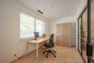 Energiezuinige, instapklare woning met gunstige ligging in een doodlopende straat, nabij het centrum van Brugge. De woning omvat op het...